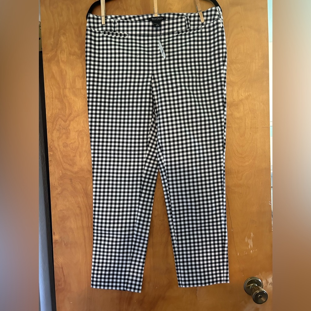 WHBM black & white checkered capris, belt loops, side zipper size 8R, slim ankle